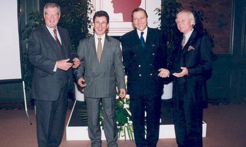 Treffen des Kuratoriums 1999, Wiesbadenvon links nach rechts: Otto Boehringer, Vorsitzender der Stiftung Tumorforschung Kopf-Hals; Prof. Jurjewitsch Oleg Atkov, Kosmonaut und Professor für Kardiologie in Moskau sowie Leiter der Internationalen Raumfahrt-Universität in Straßburg, Univ.-Prof. Dr. med. Dr. h.c. mult. Wolf J. Mann und Dieter Haupt, Mitglieder im Vorstand der Stiftung Tumorforschung Kopf-Hals